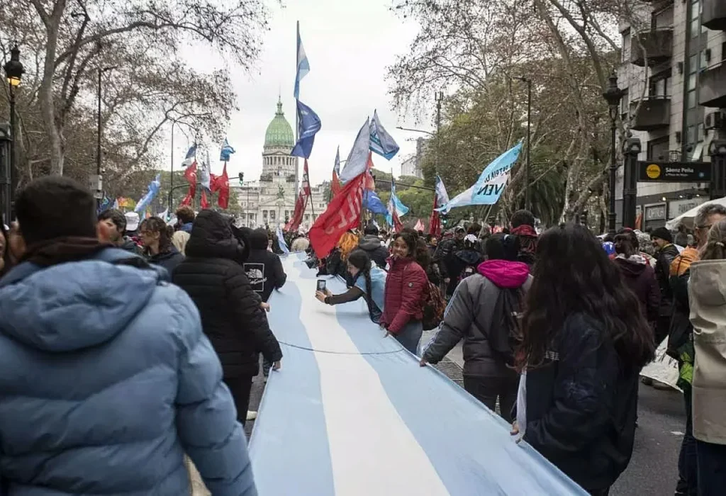 Marcha opositora y sesión contra el DNU 70