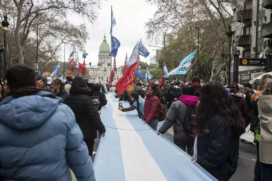 Marcha opositora y sesión contra el DNU 70