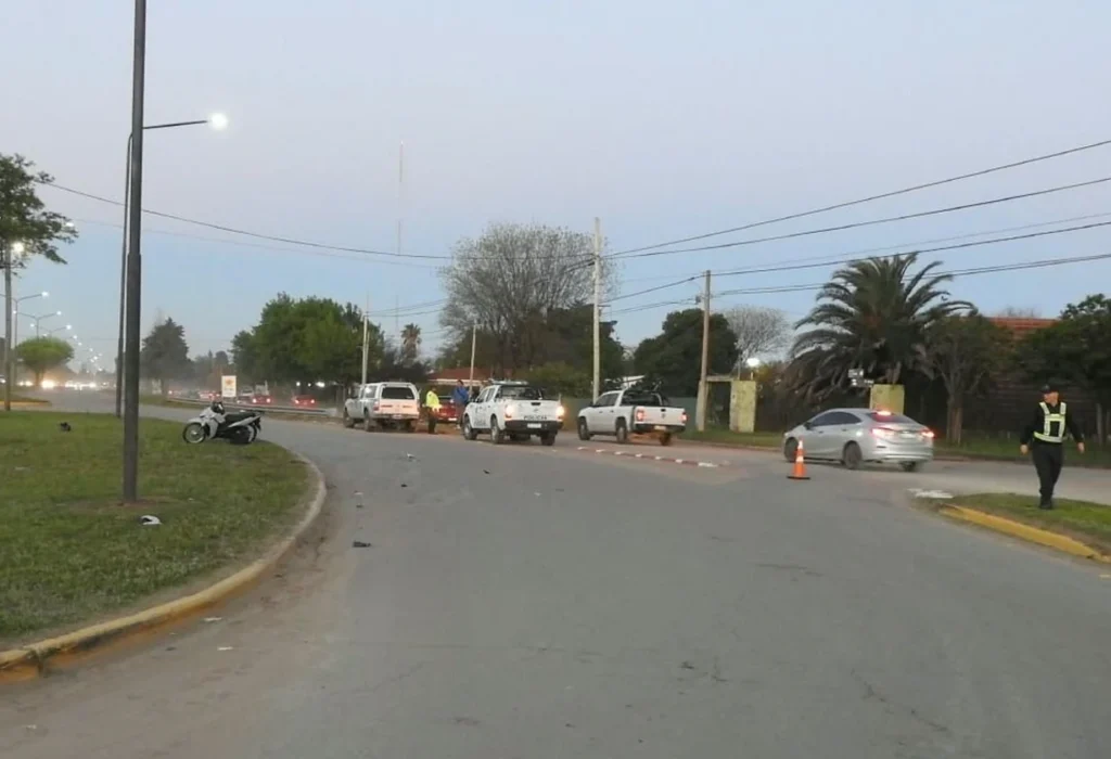 Motociclista internado tras un choque en la avenida Perón