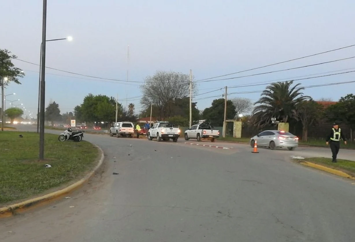 Motociclista internado tras un choque en la avenida Perón