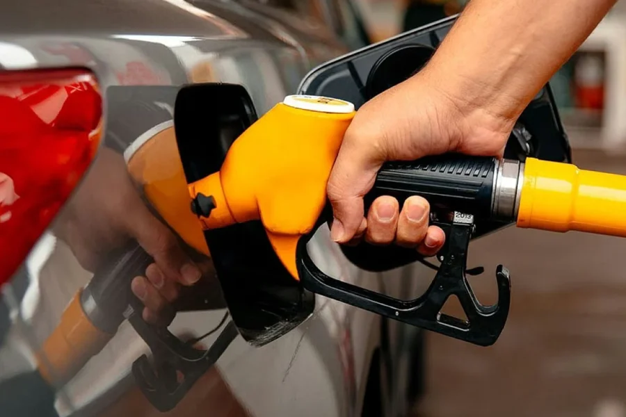 Pergamino: indemnizan a un conductor por cargar nafta