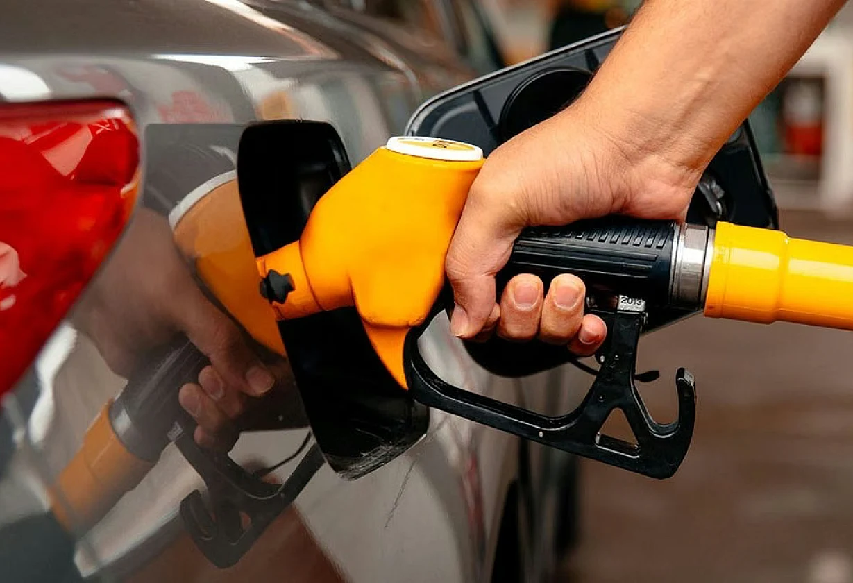 Pergamino: indemnizan a un conductor por cargar nafta