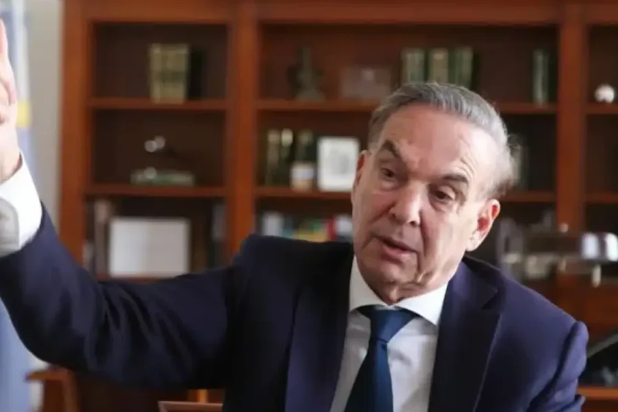 Pichetto cuestionó a Flávio Bolsonaro por dejar Brasil