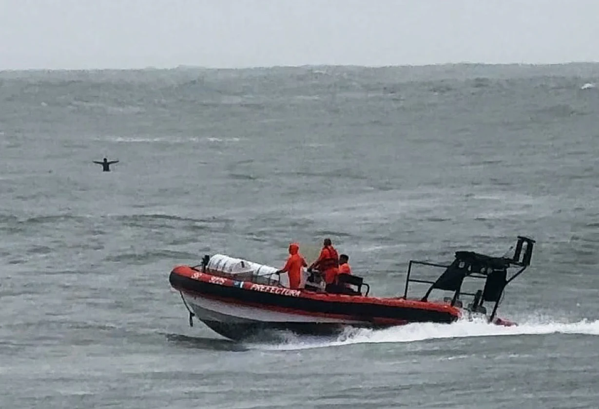 Rescatan a un kitesurfista en Mar del Plata