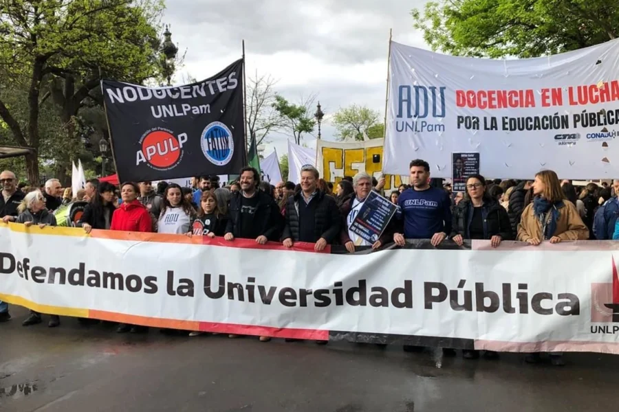 Santa Rosa marchó en defensa de las universidades
