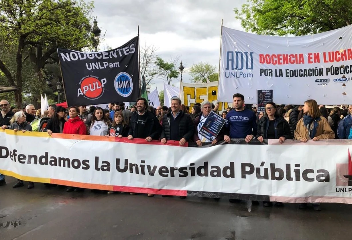Santa Rosa marchó en defensa de las universidades