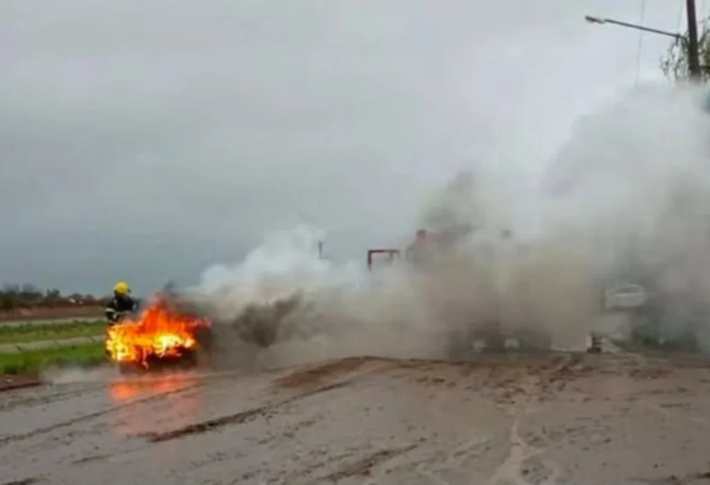 Se incendió por completo un auto en General Acha