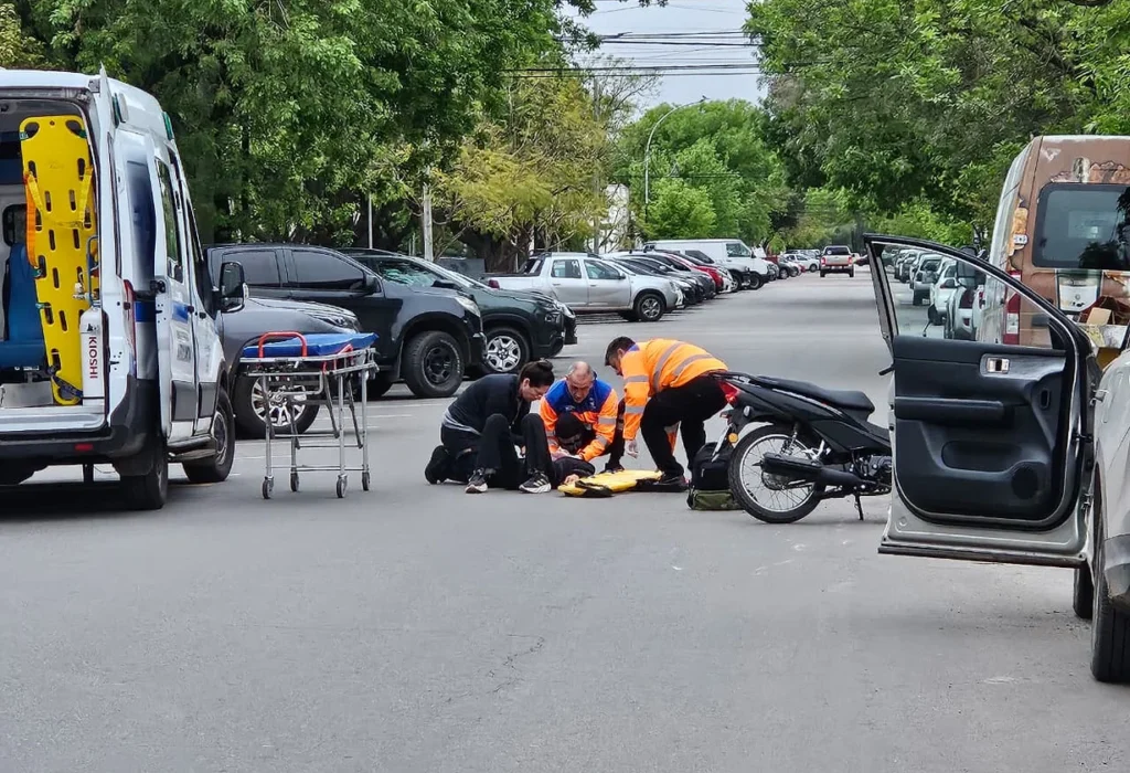 Una moto chocó contra la puerta de una camioneta