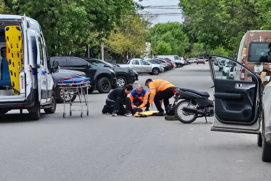 Una moto chocó contra la puerta de una camioneta