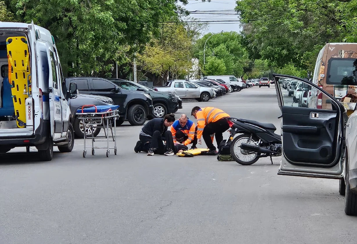 Una moto chocó contra la puerta de una camioneta