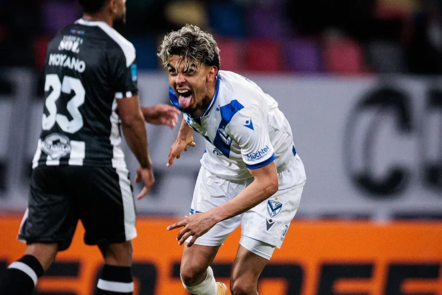 Vélez goleó a Central Córdoba y sigue en carrera