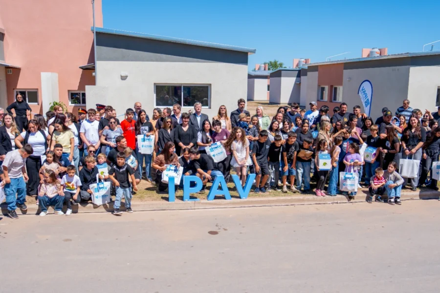 Ziliotto entregó 25 viviendas en Realicó y anunció otras 20 más